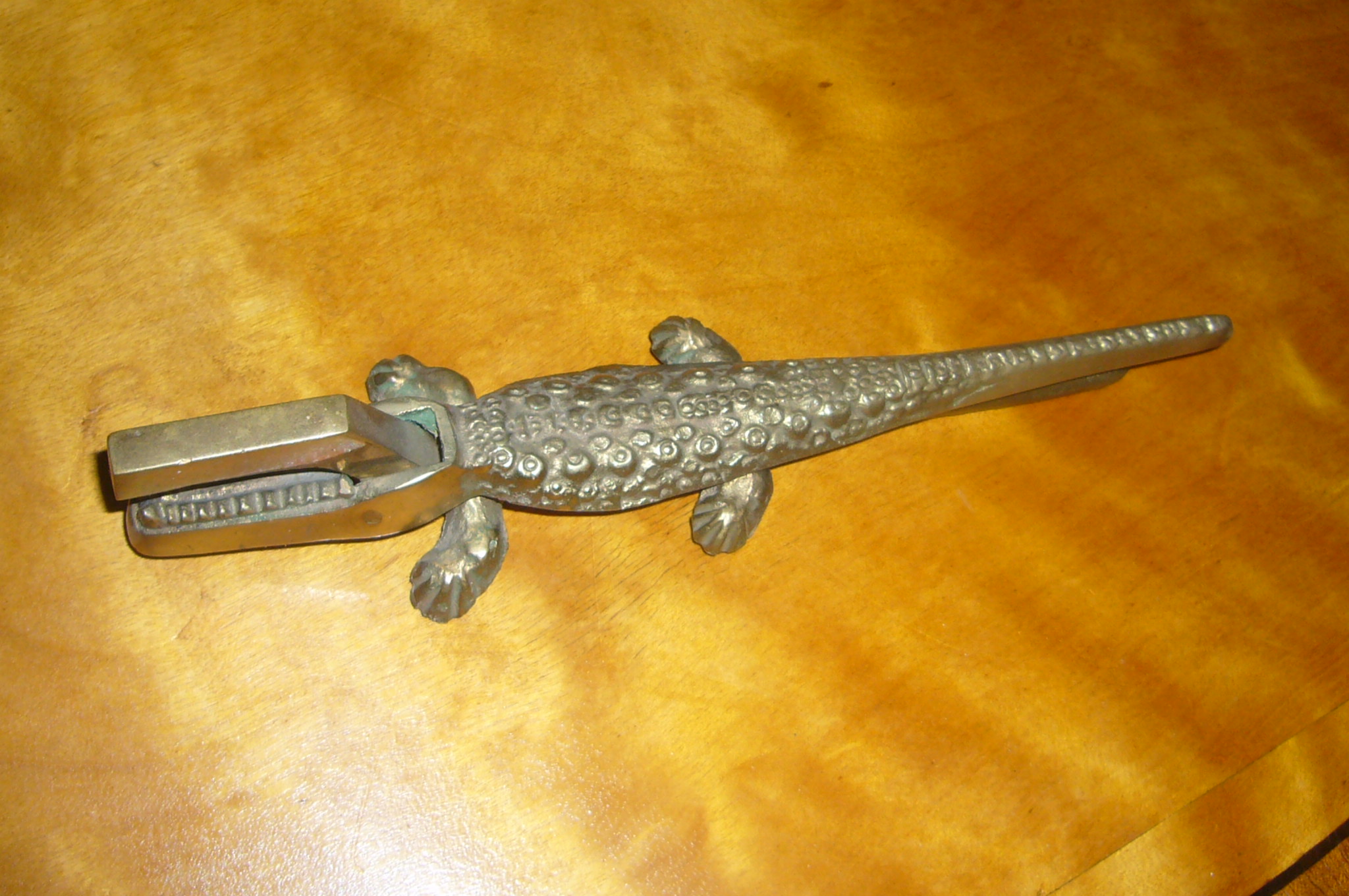 mosazný louskáček ve tvaru krokodýla